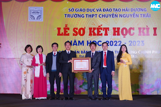 Lễ sơ kết học kì I năm học 2022 - 2023: Trường THPT Chuyên Nguyễn Trãi vinh dự đón nhận bằng khen của Thủ tướng Chính phủ